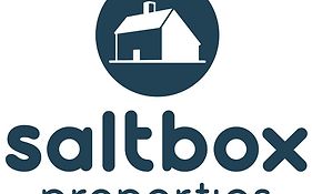 Saltbox Properties- Large!! 3 Bed, 3 Bath House, Parking, Fast Wifi, Town Centre Location! Sleeps 6